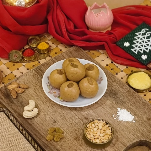 Besan Laddu (6 Pieces)